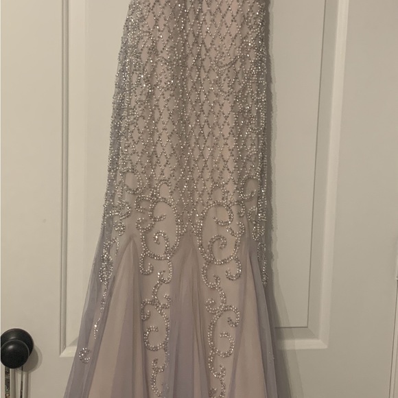 A beautiful gown in a blush cream color, size 6 - Picture 2 of 9